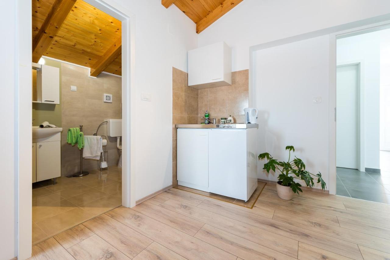 Guesthouse Miranda Np Krka โลโซวาซ ภายนอก รูปภาพ