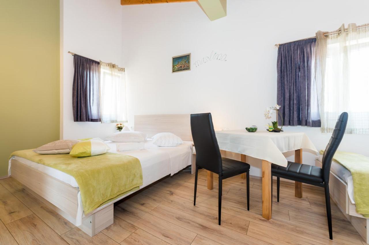 Guesthouse Miranda Np Krka โลโซวาซ ภายนอก รูปภาพ