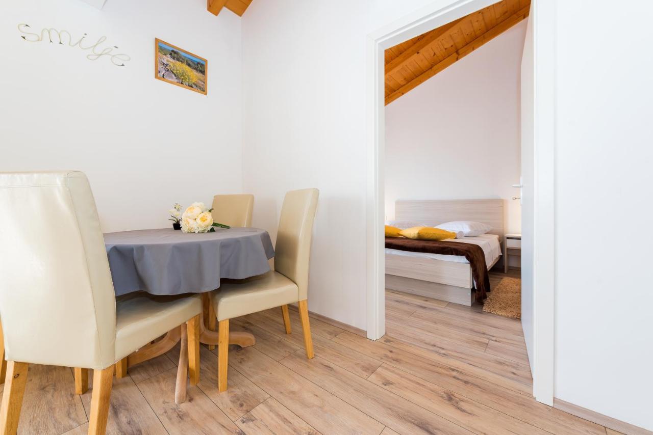 Guesthouse Miranda Np Krka โลโซวาซ ภายนอก รูปภาพ