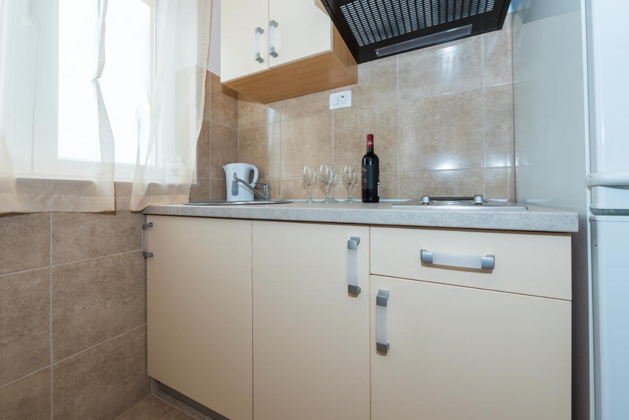 Guesthouse Miranda Np Krka โลโซวาซ ภายนอก รูปภาพ