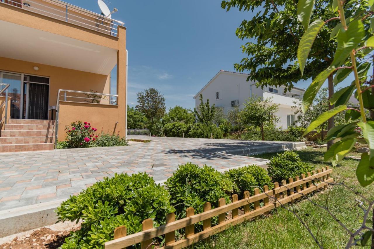 Guesthouse Miranda Np Krka โลโซวาซ ภายนอก รูปภาพ