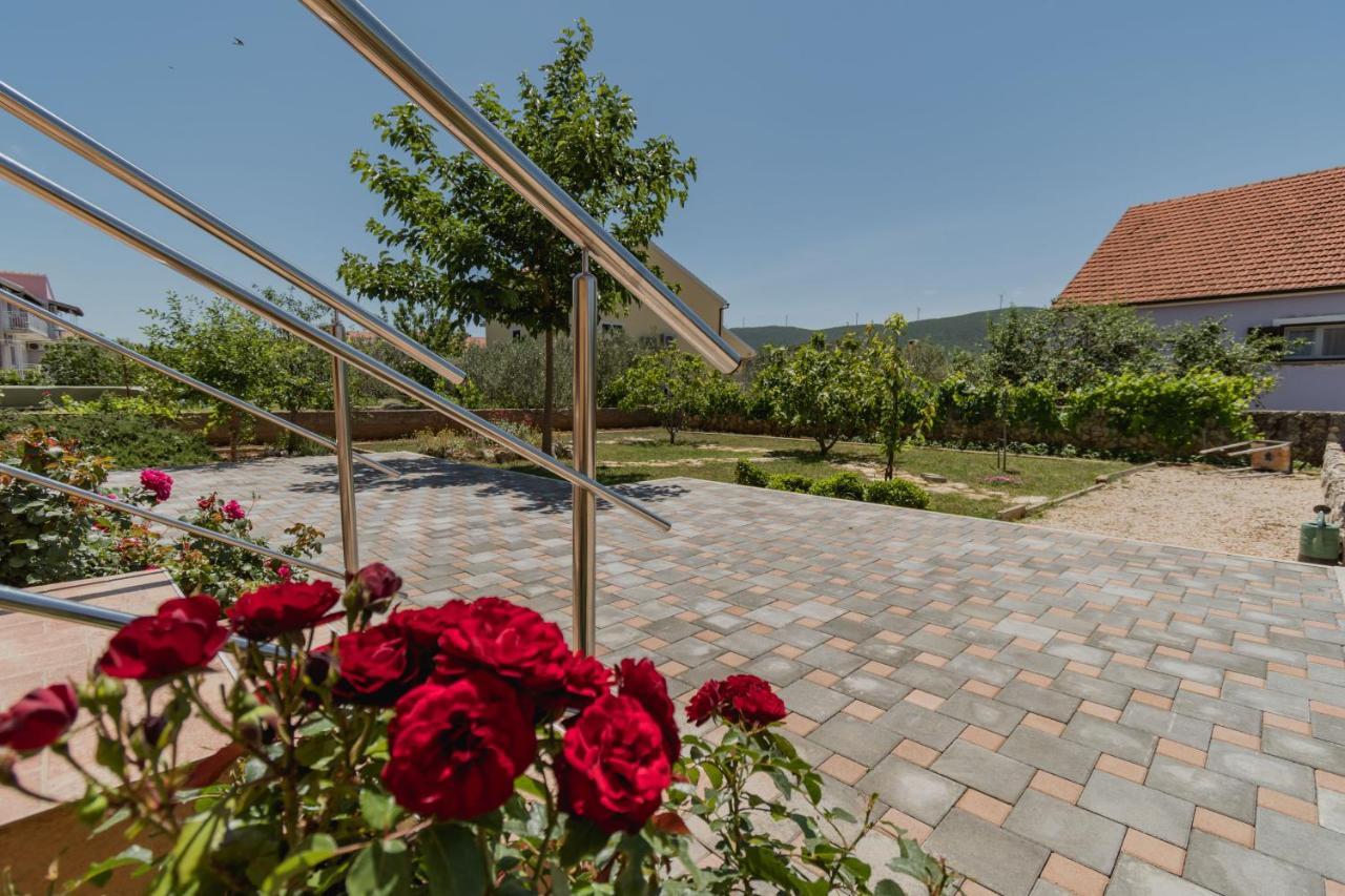Guesthouse Miranda Np Krka โลโซวาซ ภายนอก รูปภาพ